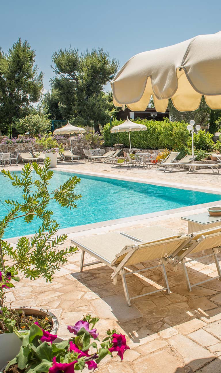 Piscina dell'Agriturismo con Sdraio e Ombrelloni