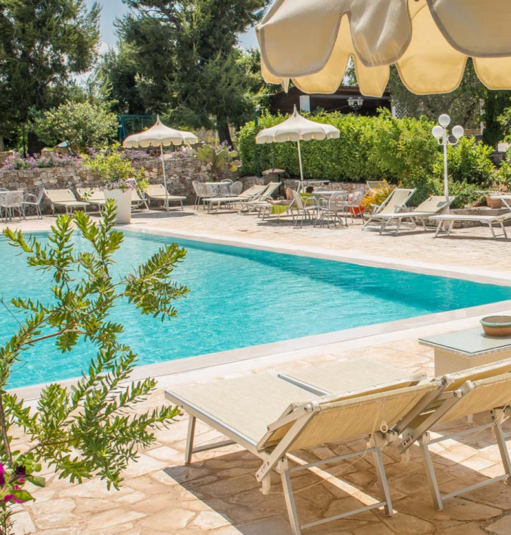 Piscina dell'Agriturismo con Sdraio e Ombrelloni