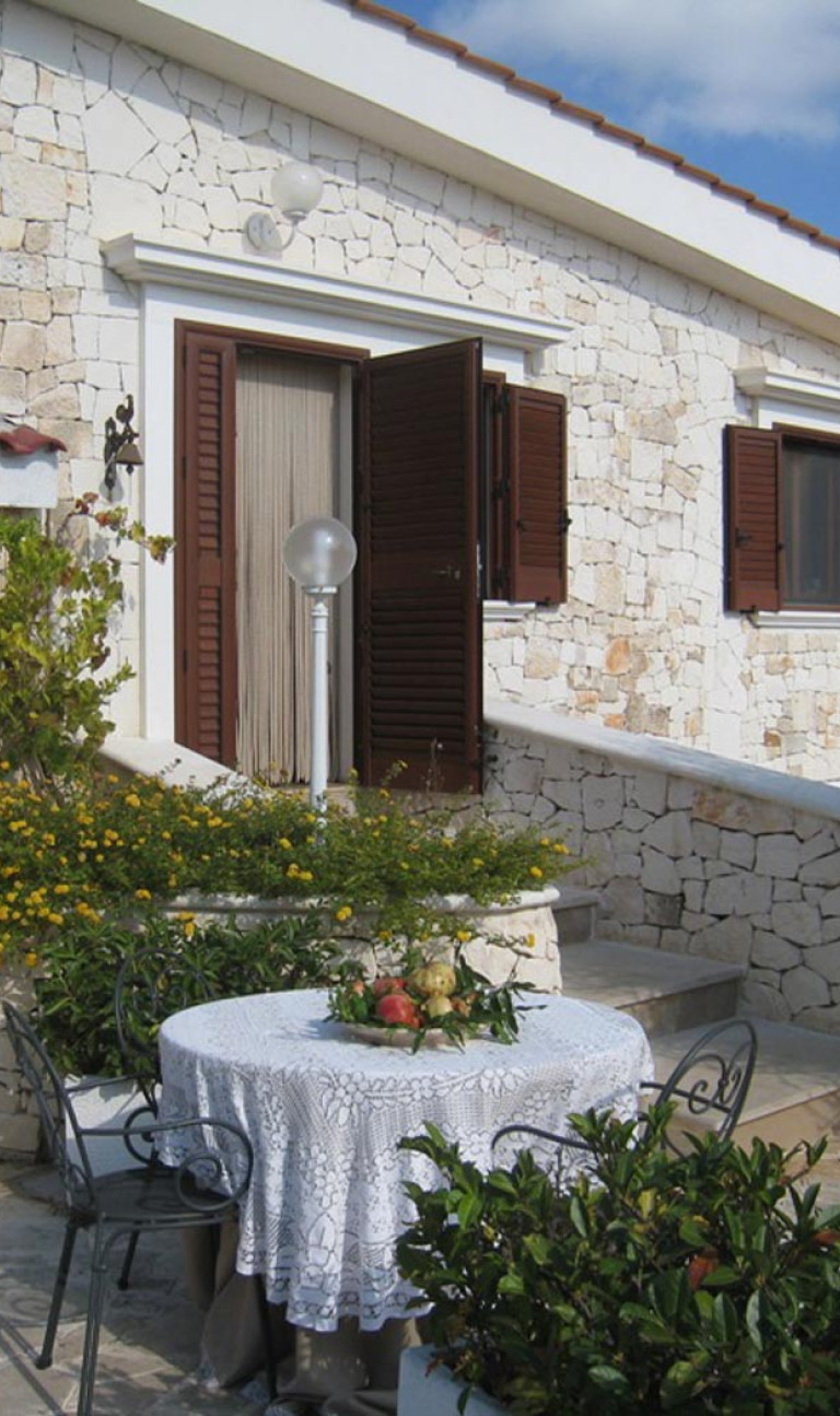 Parte esterna dell'Agriturismo con Tavolo all'aperto