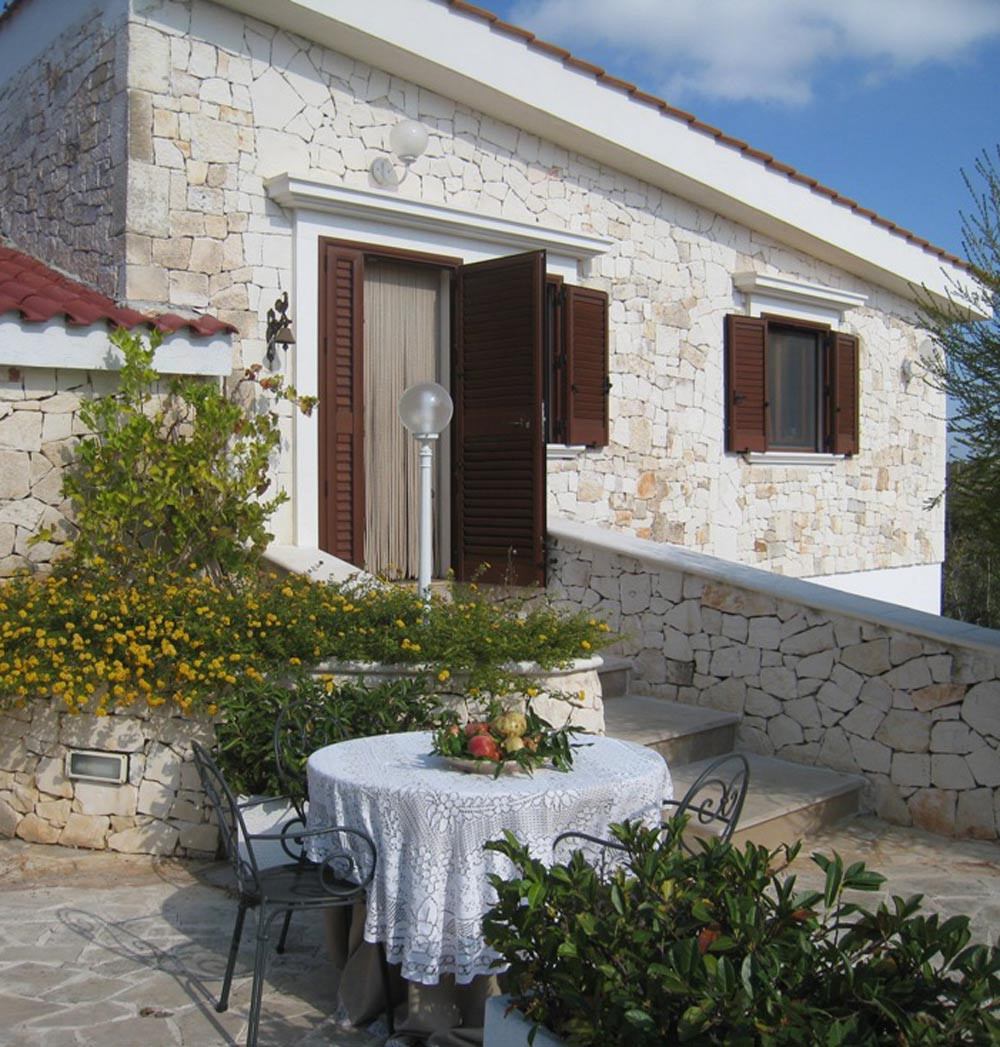 Parte esterna dell'Agriturismo con Tavolo all'aperto