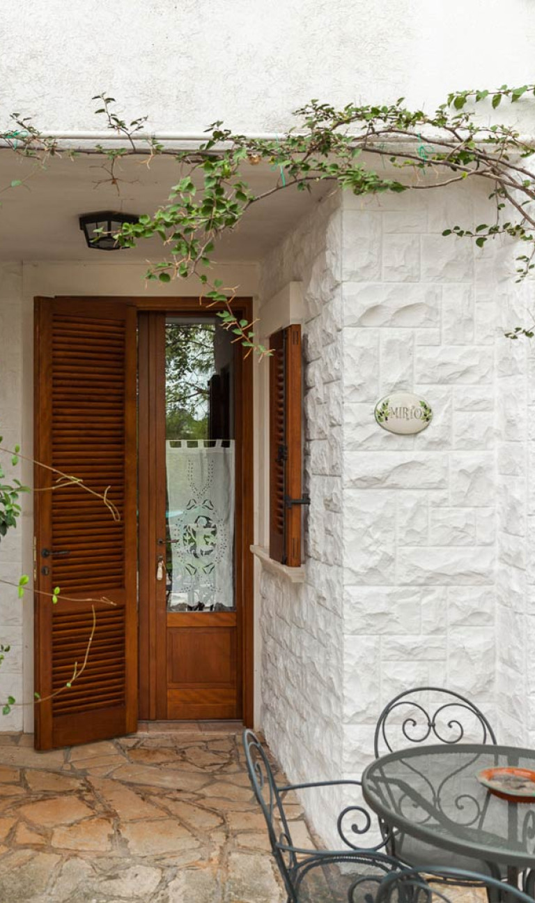 Parte esterna dell'Agriturismo decorata da Piante ornamentali