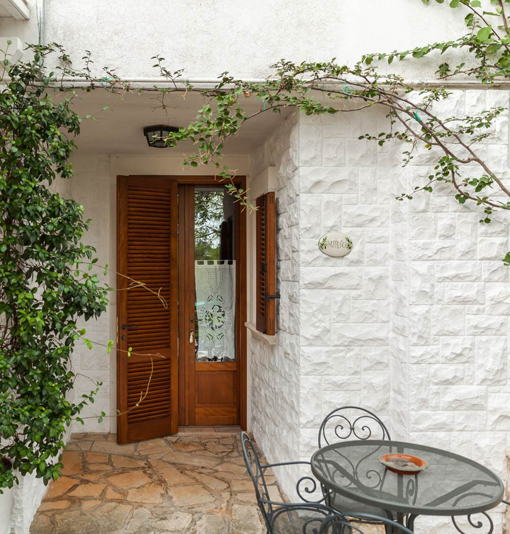Parte esterna dell'Agriturismo decorata da Piante ornamentali