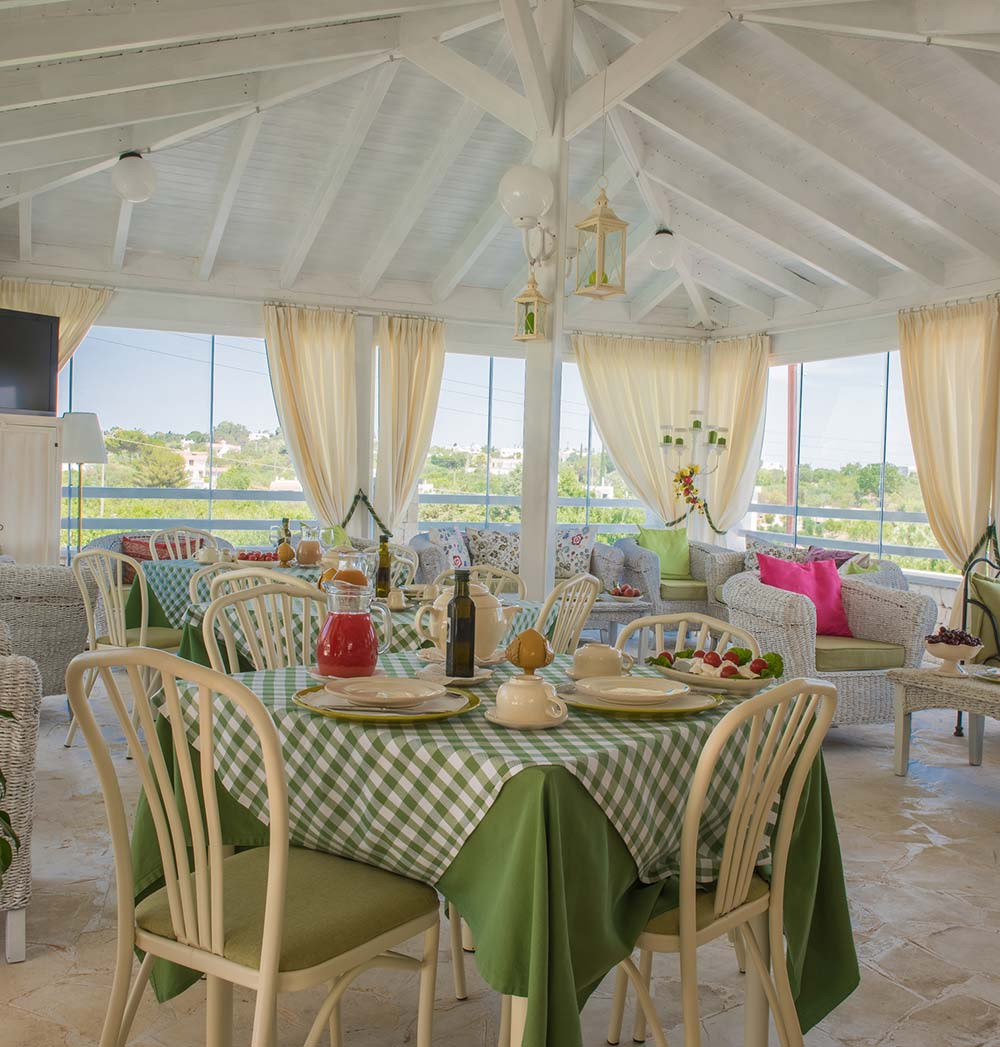 Sala Ristorante dell'Agriturismo con ampie Vetrate