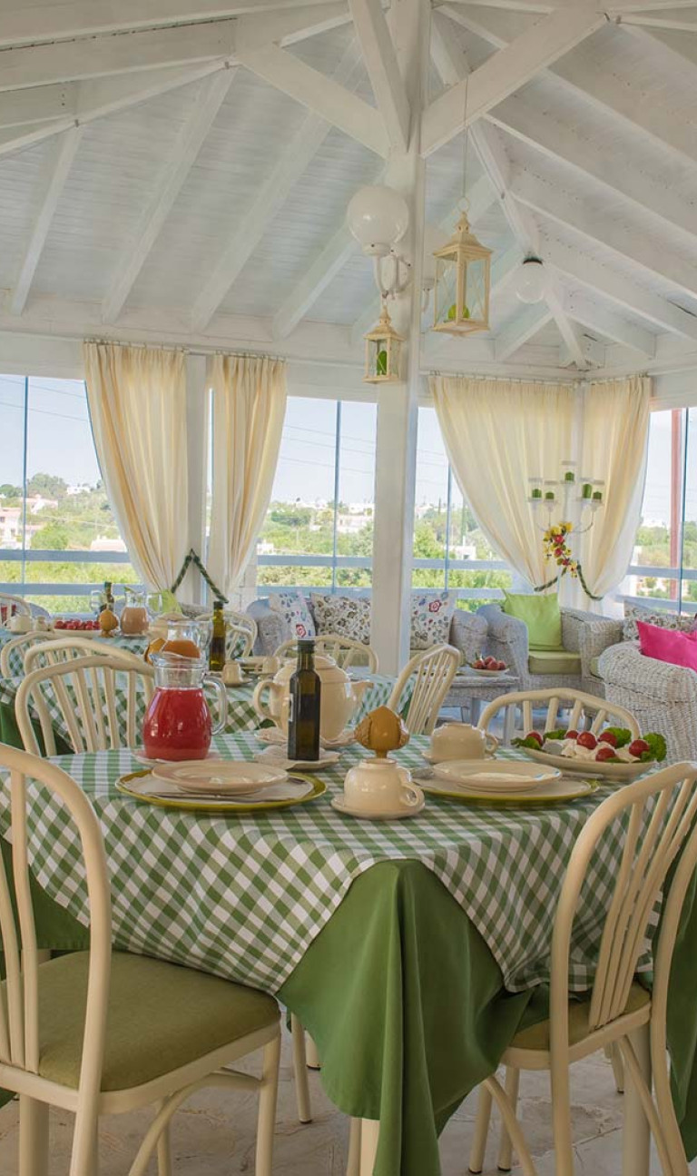 Sala Ristorante dell'Agriturismo con ampie Vetrate